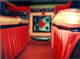 Interno carrozza, con vista moquette, passamaneria, velluto e pelle. Anno 1990.